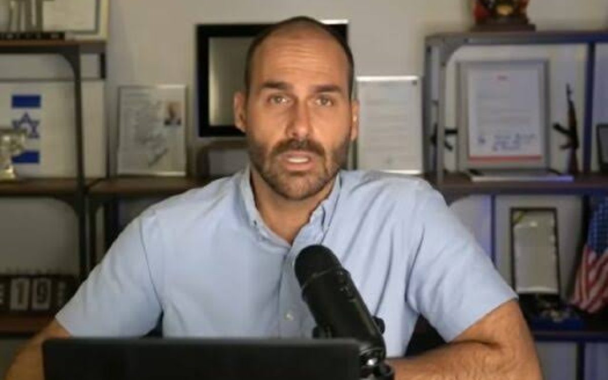 Eduardo Bolsonaro assume liderança da minoria para evitar perda de mandato