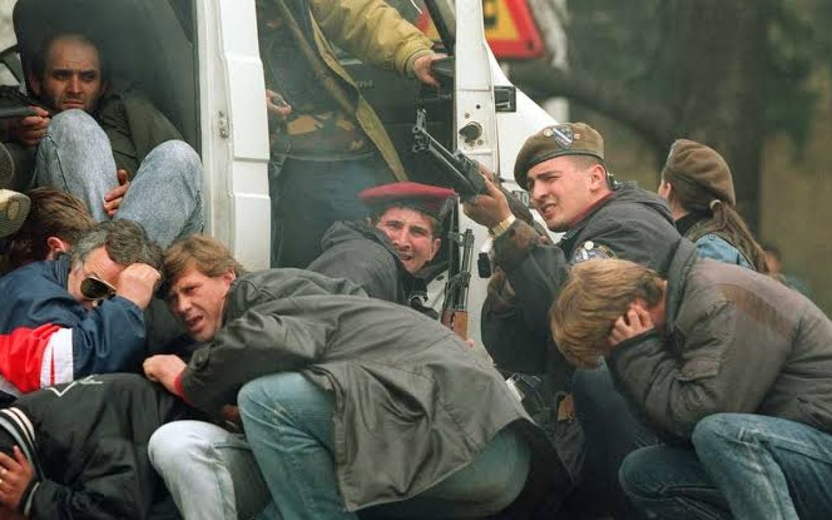 Itália investiga “safáris humanos” durante a Guerra da Bósnia: milionários pagavam para atirar em civis em Sarajevo