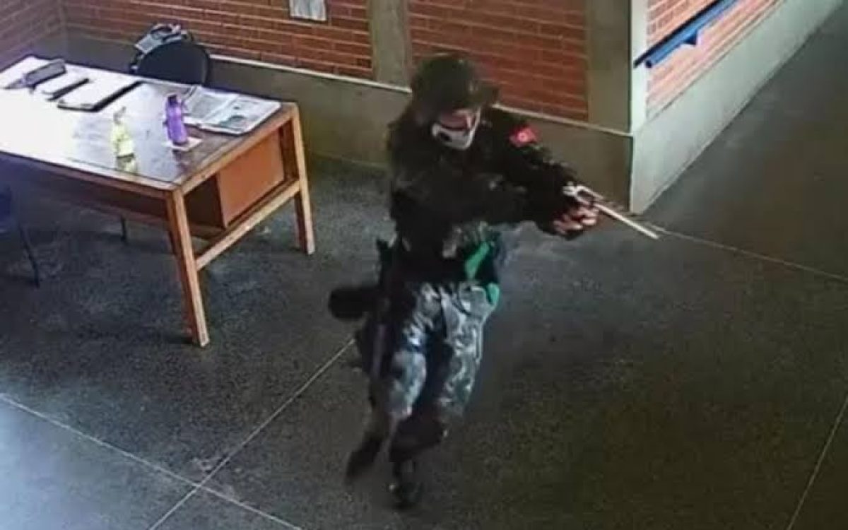 Jovem que matou quatro pessoas e feriu 12 em ataque a escolas é solto após cumprir três anos de internação