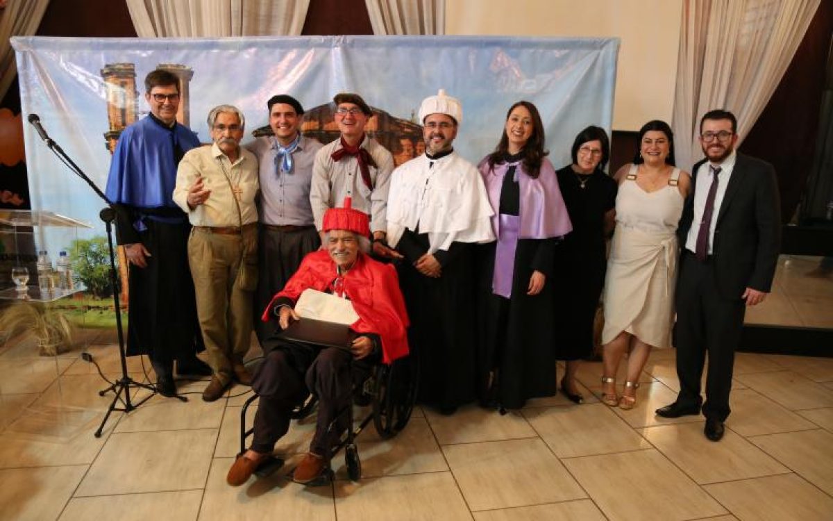 Unipampa concede título de Doutor Honoris Causa aos Quatro Troncos Missioneiros em solenidade emocionante