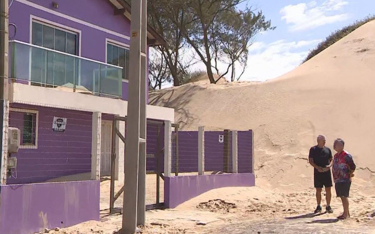 Casas engolidas pela areia: avanço das dunas transforma rotina de moradores em Tramandaí