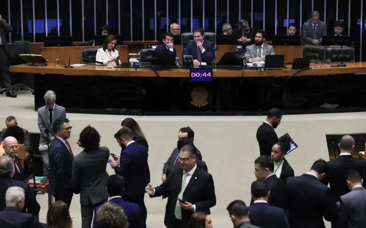 Câmara aprova urgência de projeto que isenta do Imposto de Renda quem ganha até R$ 5 mil