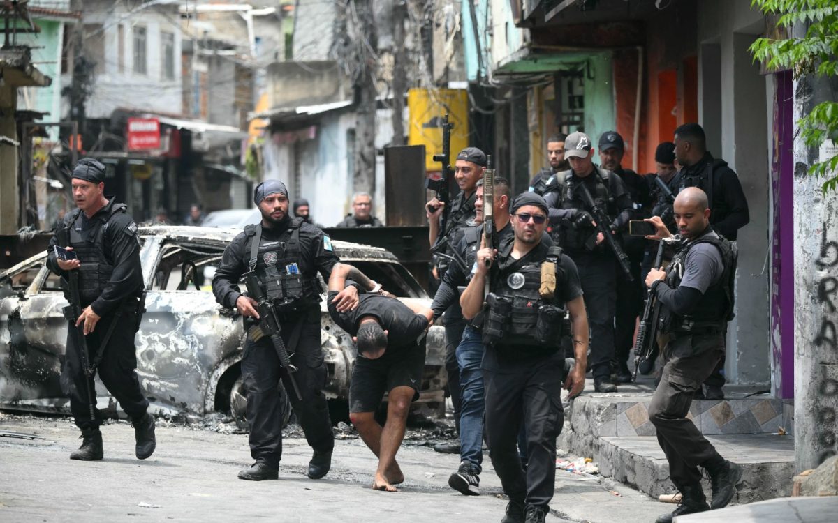 Seis policiais são denunciados por peculato e furto em megaoperação mais letal da história do RJ