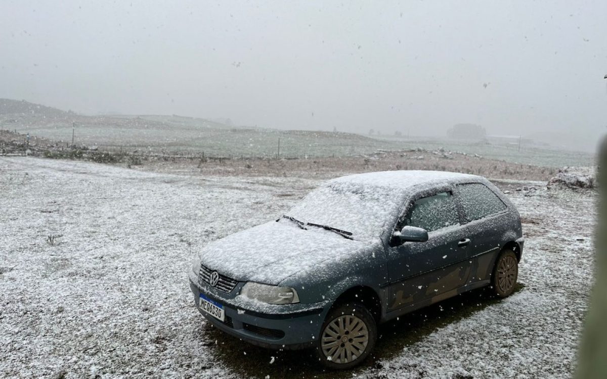 Neve intensa cobre São José dos Ausentes neste início de sábado