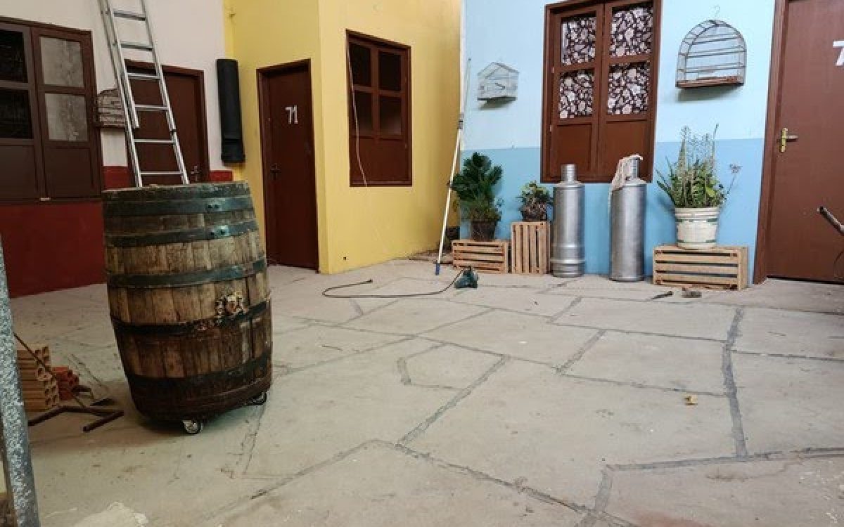 Homem investe R$100 mil reais para transformar quintal de casa em Vila do Chaves